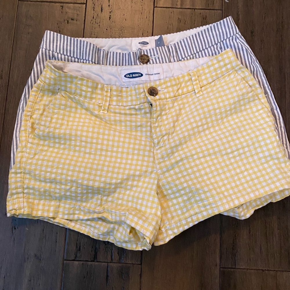 2 pairs of women’s Old Navy Everyday Shorts 🩳